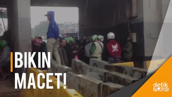 Hujan, Pemotor Ndeso Neduh di Kolong Jembatan