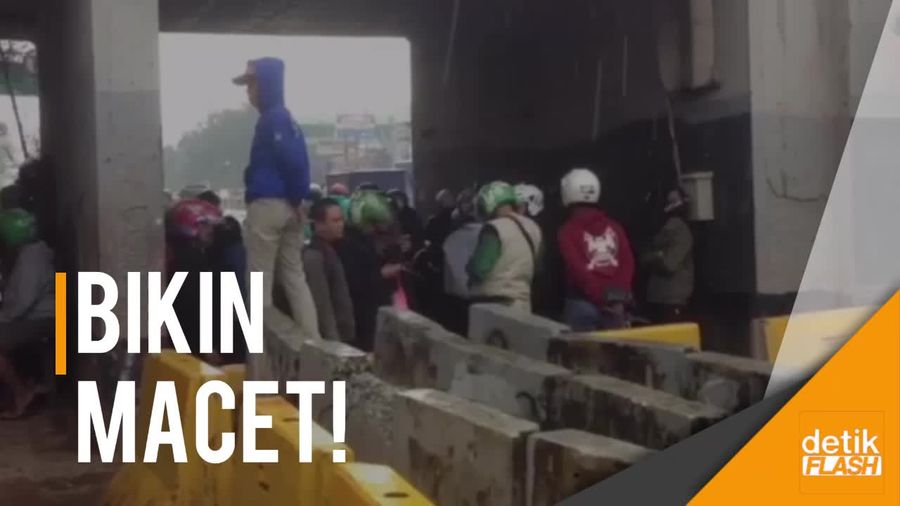Hujan, Pemotor Ndeso Neduh di Kolong Jembatan