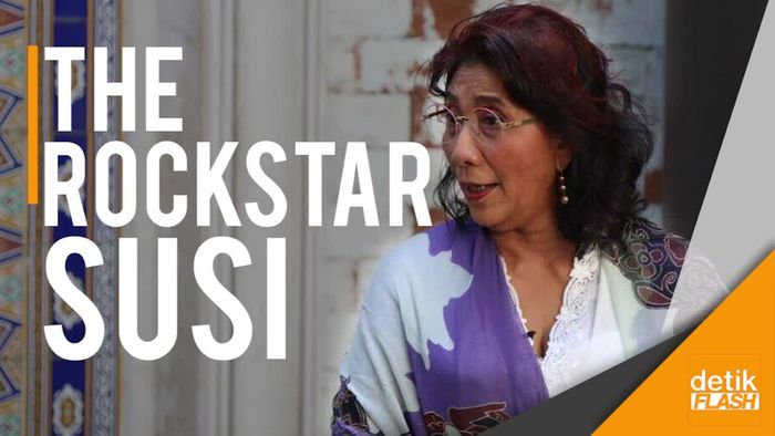 Menteri Susi Stage Diving di Atas KM Kelud