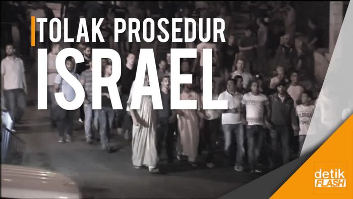 Warga Palestina Gelar Salat di Luar Komplek Masjid Al-Aqsa