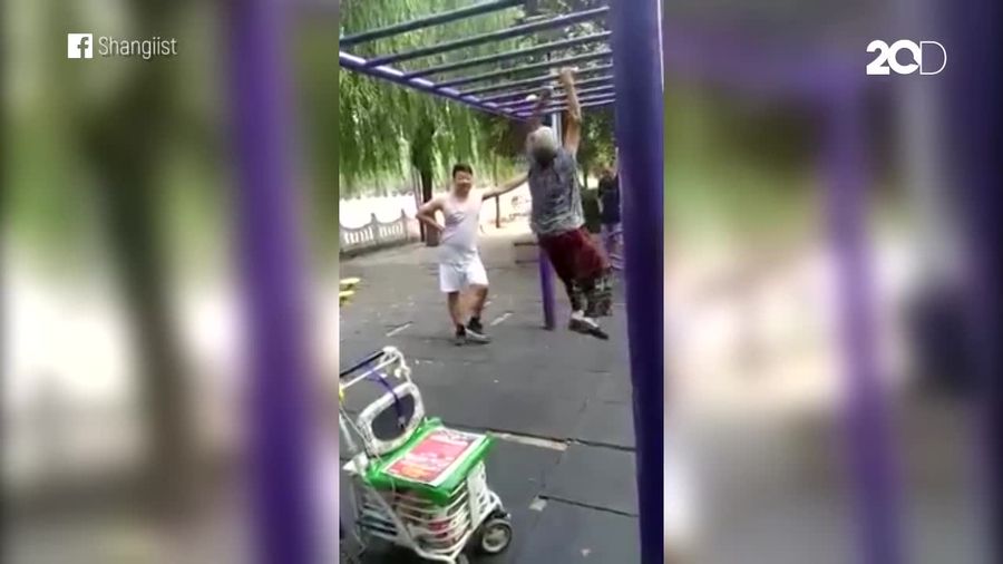 Aksi Mencengangkan Nenek Bergelantungan di Taman