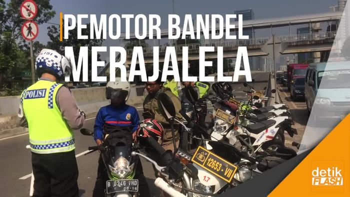 Sudah Dijaga Polisi, Pemotor Ngeyel Tetap Lewati JLNT Casablanca
