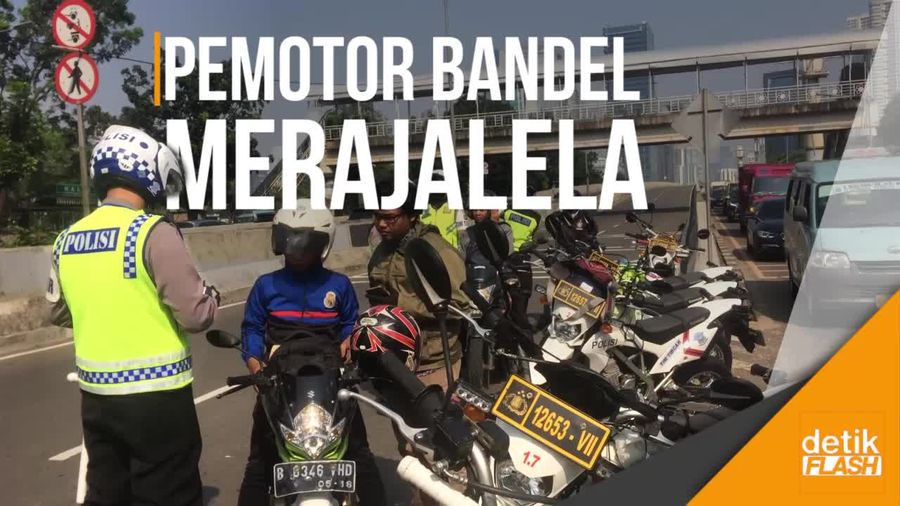 Sudah Dijaga Polisi, Pemotor Ngeyel Tetap Lewati JLNT Casablanca