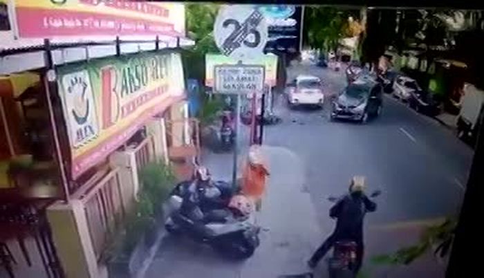 Tabrakan Keras Motor Vs Mobil