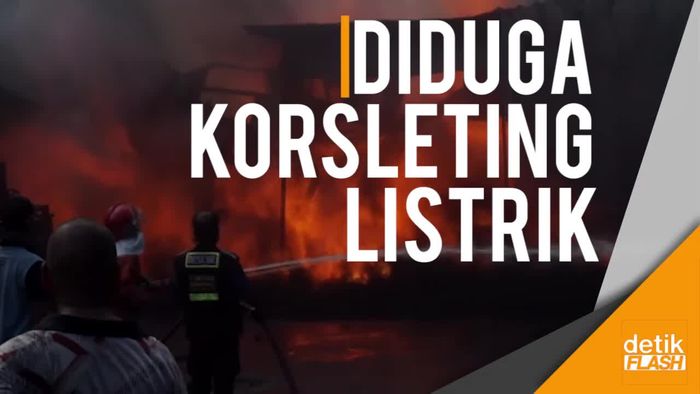 Lima Jam Lebih Si Jago Merah Amuk Pabrik Karbon di Mojokerto