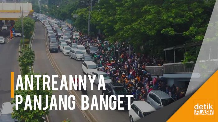 Melihat Antrean Panjang Warga yang Berburu Tiket Promo KAI