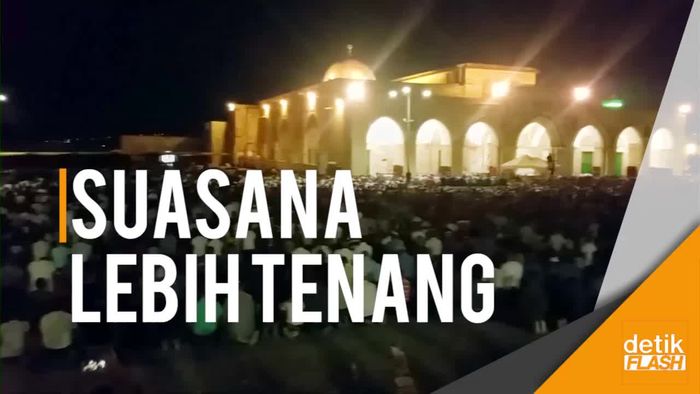 Warga Palestina Kembali Salat di Masjid Al-Aqsa