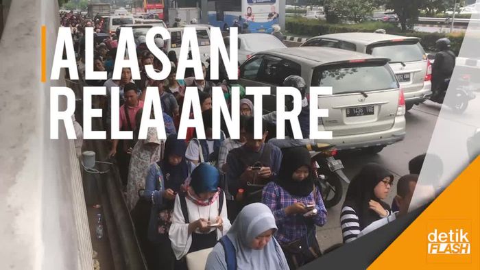 Semangatnya Warga yang Rela Antre Demi Tiket KAI