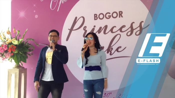 Ketika Syahrini Jadi Kasir Saat Jualan Kue di Bogor
