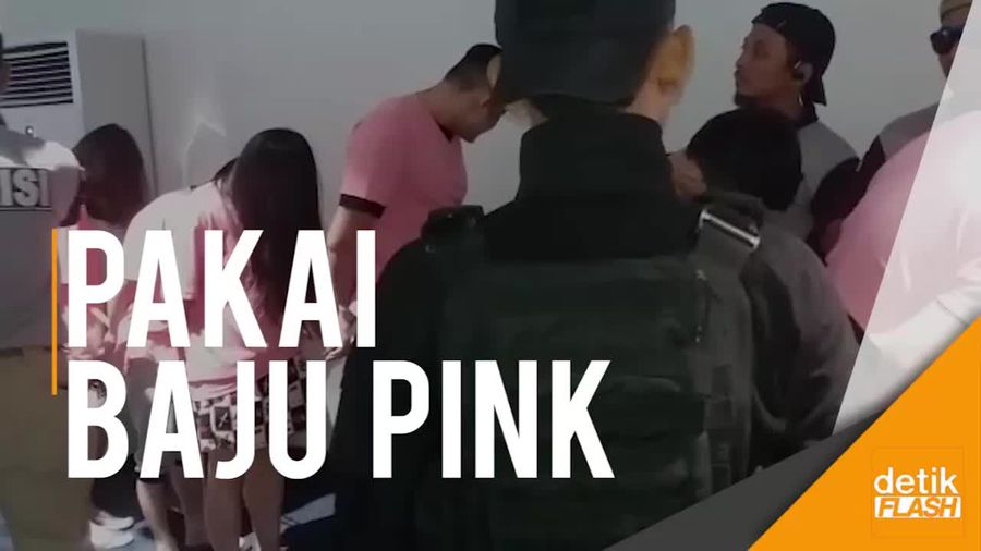 Berbaju Pink, 27 WN Asing Pelaku Kejahatan Siber Tiba di Jakarta