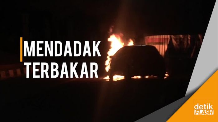Ada Mobil Terbakar di Gatot Subroto