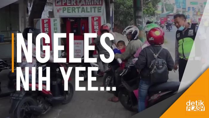 Cara Unik Pemotor Hindari Razia: Pura-pura Beli Bensin!
