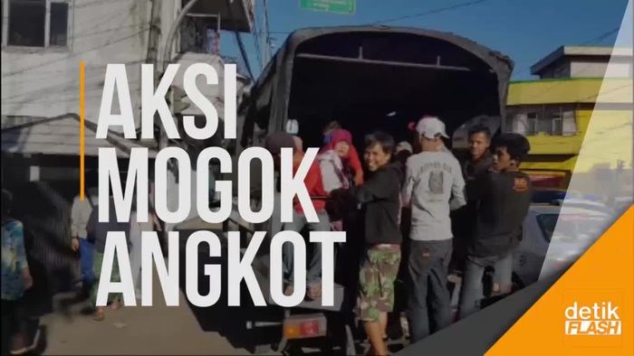 Angkot Mogok, Polisi Turun Tangan Angkut Penumpang