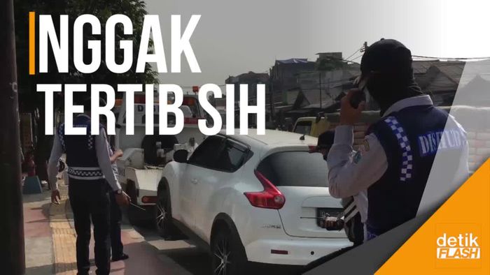 Mobil ini Terpaksa Diderek karena Parkir di Trotoar