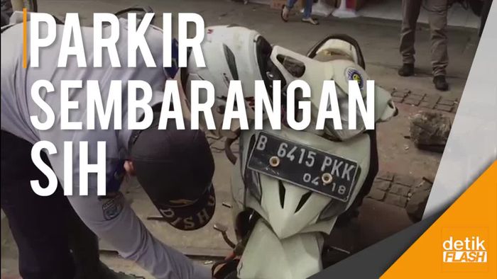 Parkir di Trotoar, Puluhan Motor Digembosi Petugas