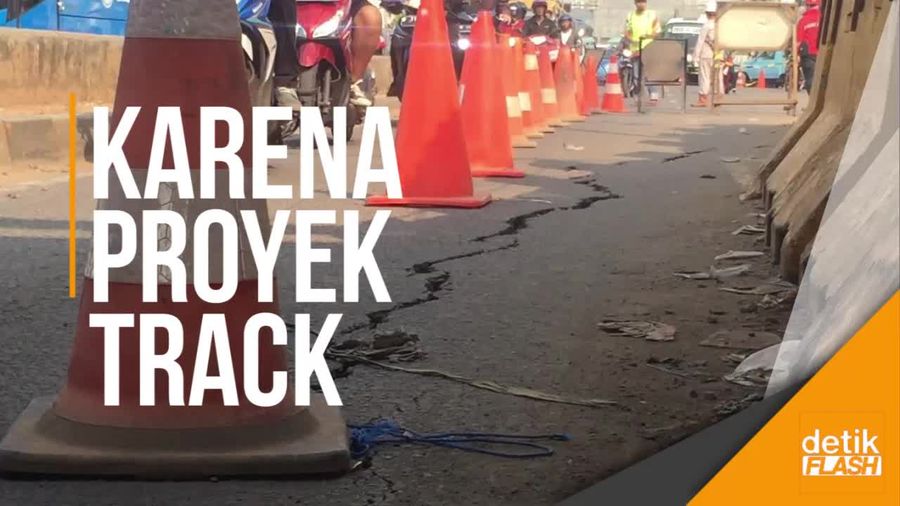 Macet Parah di Matraman Akibat Jalan Retak