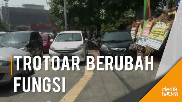 Parkir Liar di Trotoar Kantor Kejaksaan Jakut