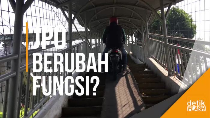 Kelakuan Motor Nyeberang di JPO