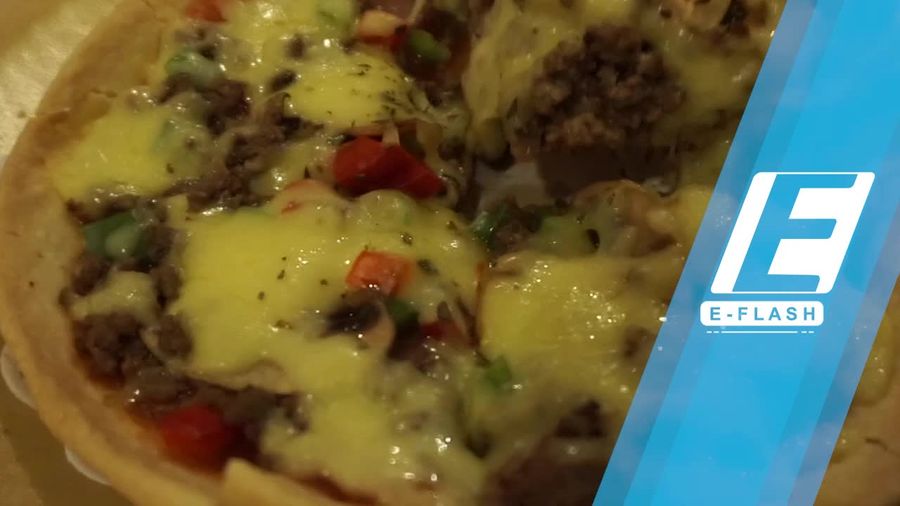  Mencicip Pizza Crispy di Kafe Homey Bertema Rustic Country