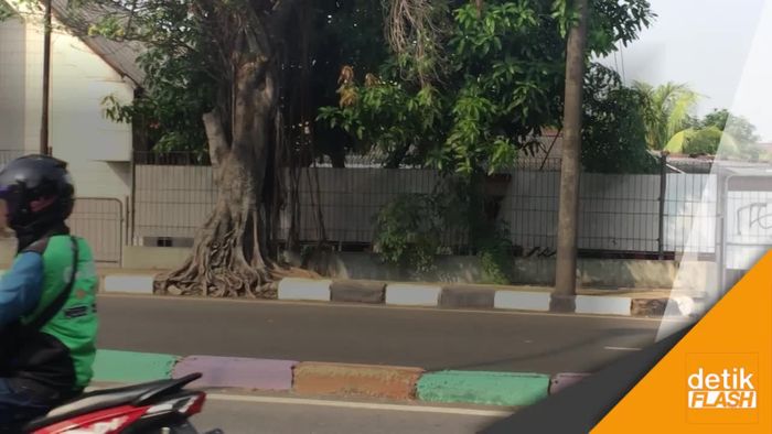 Seri Menjelajahi Trotoar di Pasar Rebo