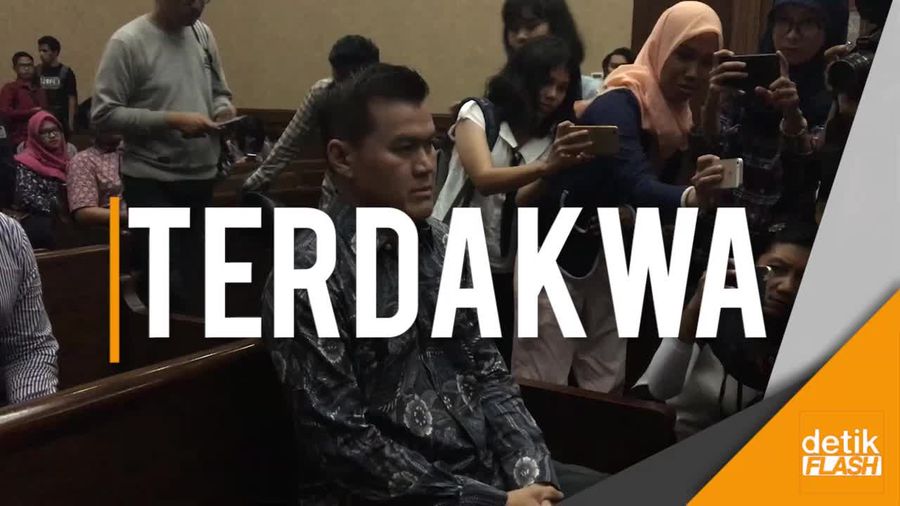 Senyum Andi Narogong Jelang Sidang Perdana e-KTP