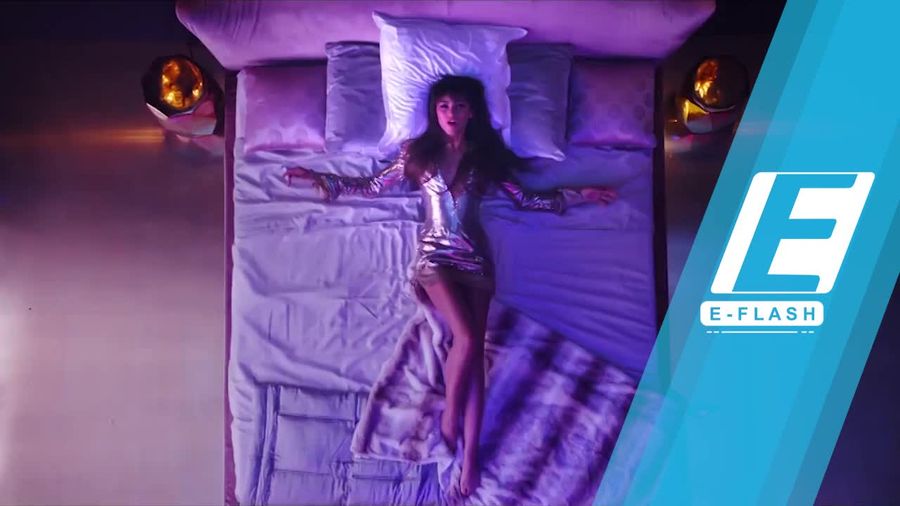 Zendaya Super Seksi di Video Klip Versace on The Floor