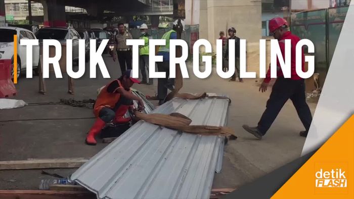 Truk Pengangkut Baja Terbalik di Cawang, Muatannya Berserakan