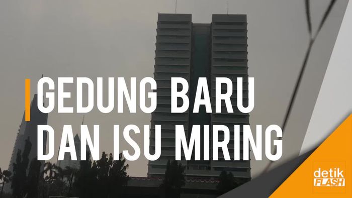 Gedung DPR Miring? Ini Tanggapan Warga
