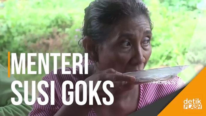 Gaya Santai Menteri Susi: Naik Motor dan Ngopi dari Piring