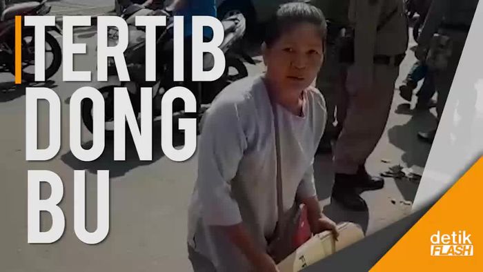 Duh.. Pedagang Kardus Ngamuk Saat Ditertibkan