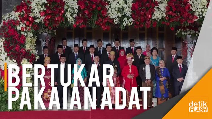 Jokowi-JK Bertukar Pakaian Adat di DPR