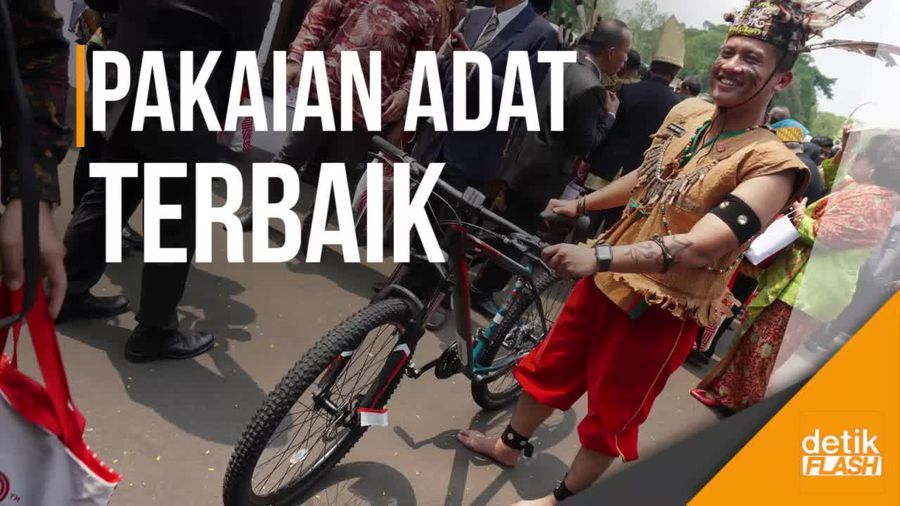 Surprise! Jokowi Berikan Sepeda Buat yang Pakai Baju Adat Terbaik