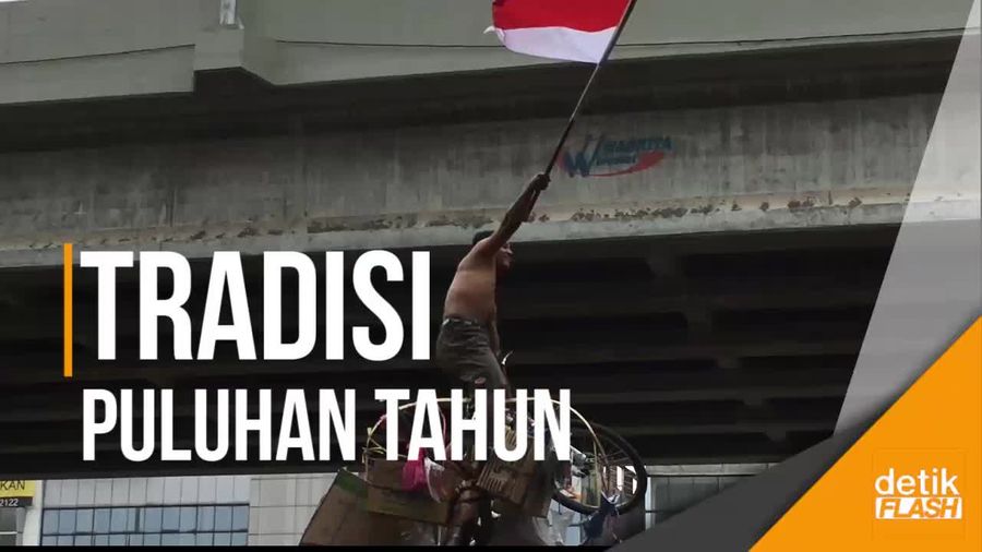 Seru! Tradisi Lomba Panjat Pinang dan Gebuk Guling di Kalimalang