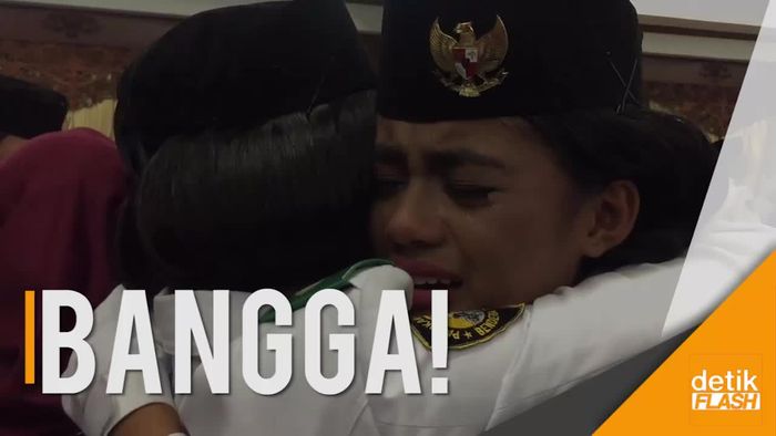 Tangis Haru Anggota Paskibraka Pecah Usai Upacara Penurunan Bendera