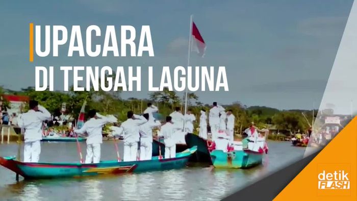 Warga Kampung Laut Lakukan Upacara di Tengah Laguna