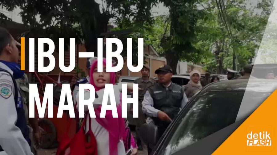 Ibu ini Marah Pentil Mobilnya Dicabut Satpol PP