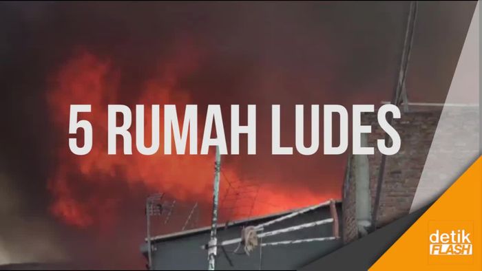 Seorang Ibu Pingsan Lihat Rumahnya Hangus Terbakar
