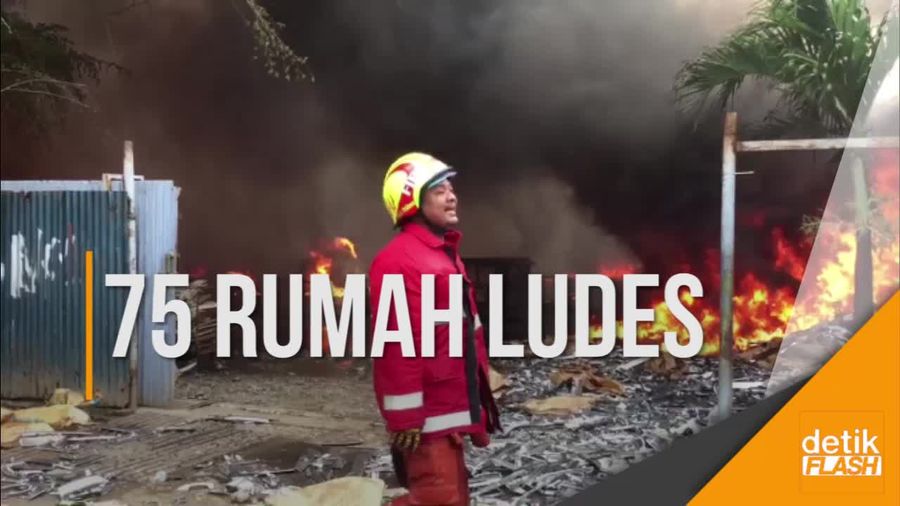 Warga Klender Pasrah Saat Si Jago Merah Lahap Rumahnya