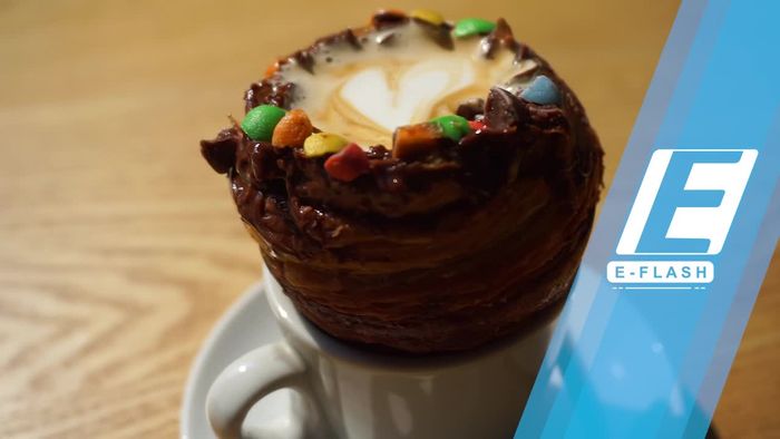 Asyiknya Menyeruput Kopi Langsung dari Croissant