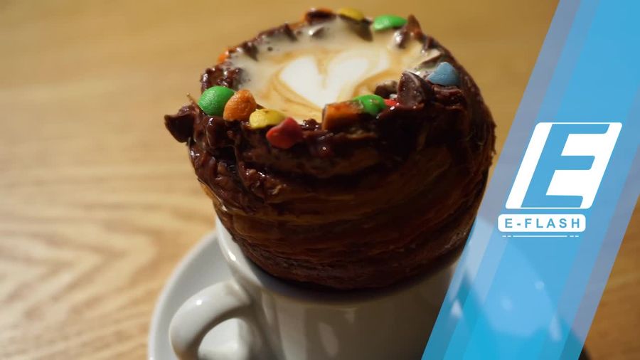 Asyiknya Menyeruput Kopi Langsung dari Croissant