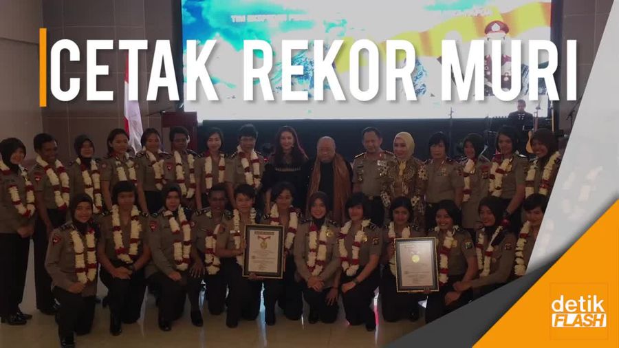Melihat Aksi Polwan Taklukkan Puncak Carstensz Jaya Wijaya