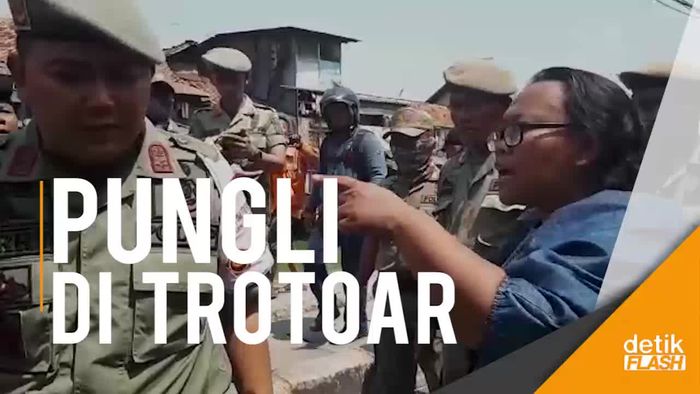 Merasa Sudah Nyetor, Ibu di Roxy Kesal Lapaknya Dibongkar