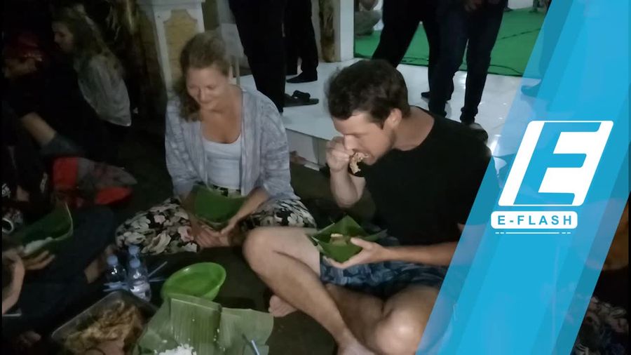 Ketika Bule Eropa Lahap Menyantap Pecel Pitik