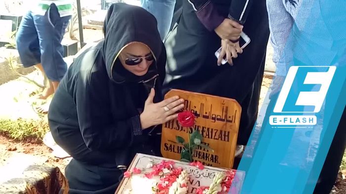 Jane Shalimar Terus Menangis di Pusara Sang Bunda