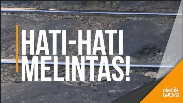 Bahaya! Aspal di Rel Kereta Palmerah Kerowok  