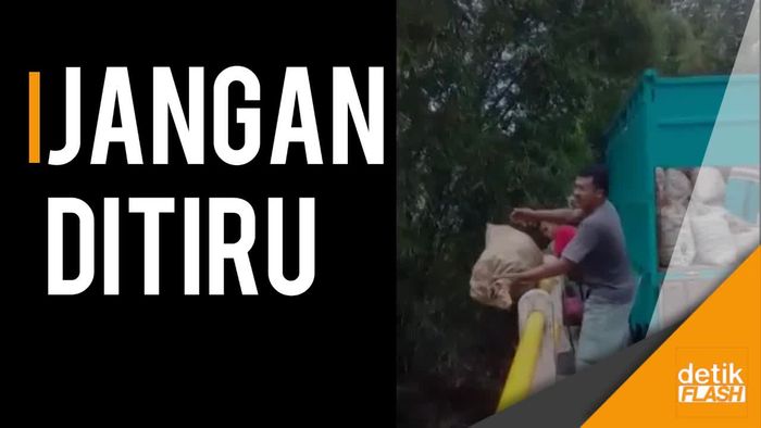Dengan Santai, Pria Ini Buang Sampah di Sungai
