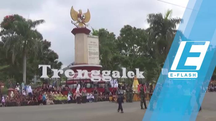 Ultah Trenggalek, Arumi Bachsin dan Suami Naik Kereta Kencana