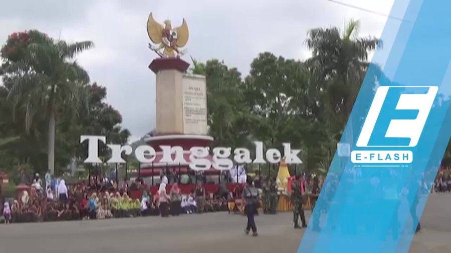 Ultah Trenggalek, Arumi Bachsin dan Suami Naik Kereta Kencana