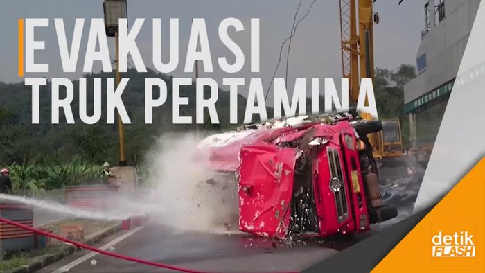 Susahnya Evakuasi Truk Pertamina Penuh Solar yang Terguling di Cilegon