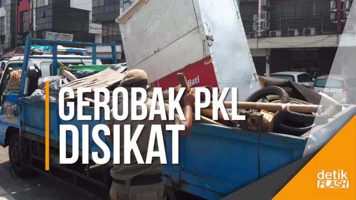 Penertiban Trotoar, Gerobak Hingga Mobil Dijaring!
